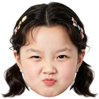 小时候的 Jenny，皱着鼻子嘟嘴亲亲